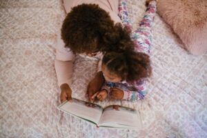 moeder en dochter lezen samen een boek