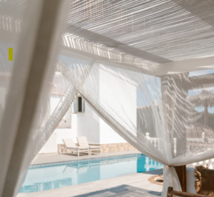 gordijn bij een zwembad